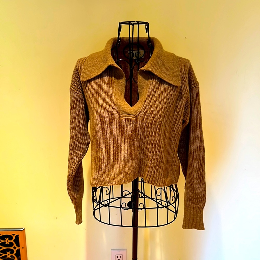 Beautiful cropped sweater made with some recycled material from Spain